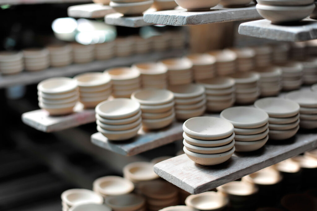 Estanteria con platos
