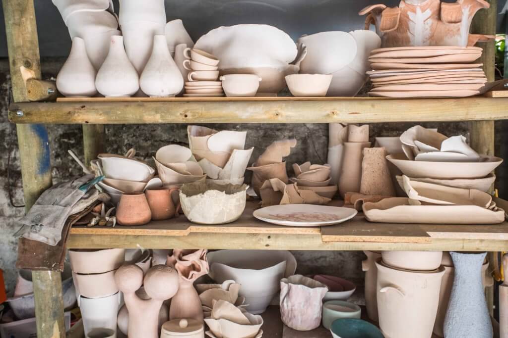 Ceramica de colores neutros en un estante de madera