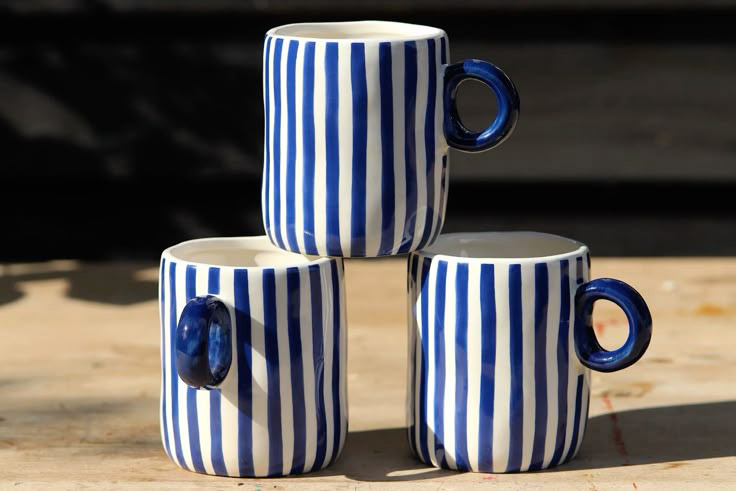 Tazas con rayas azules