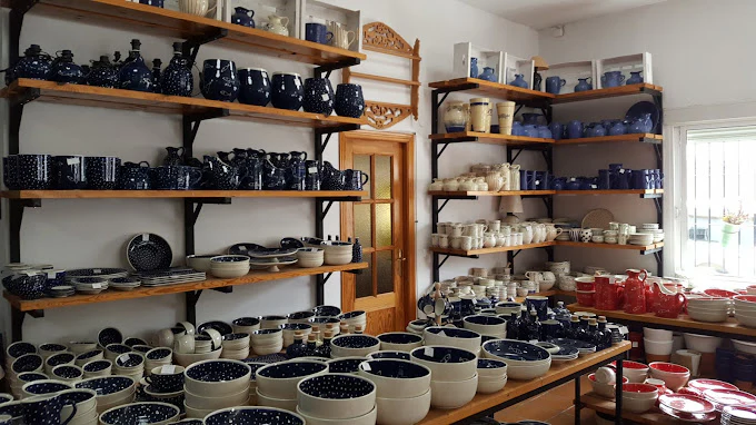 Cerámica ya esmaltada ubicada en mesas y estantes